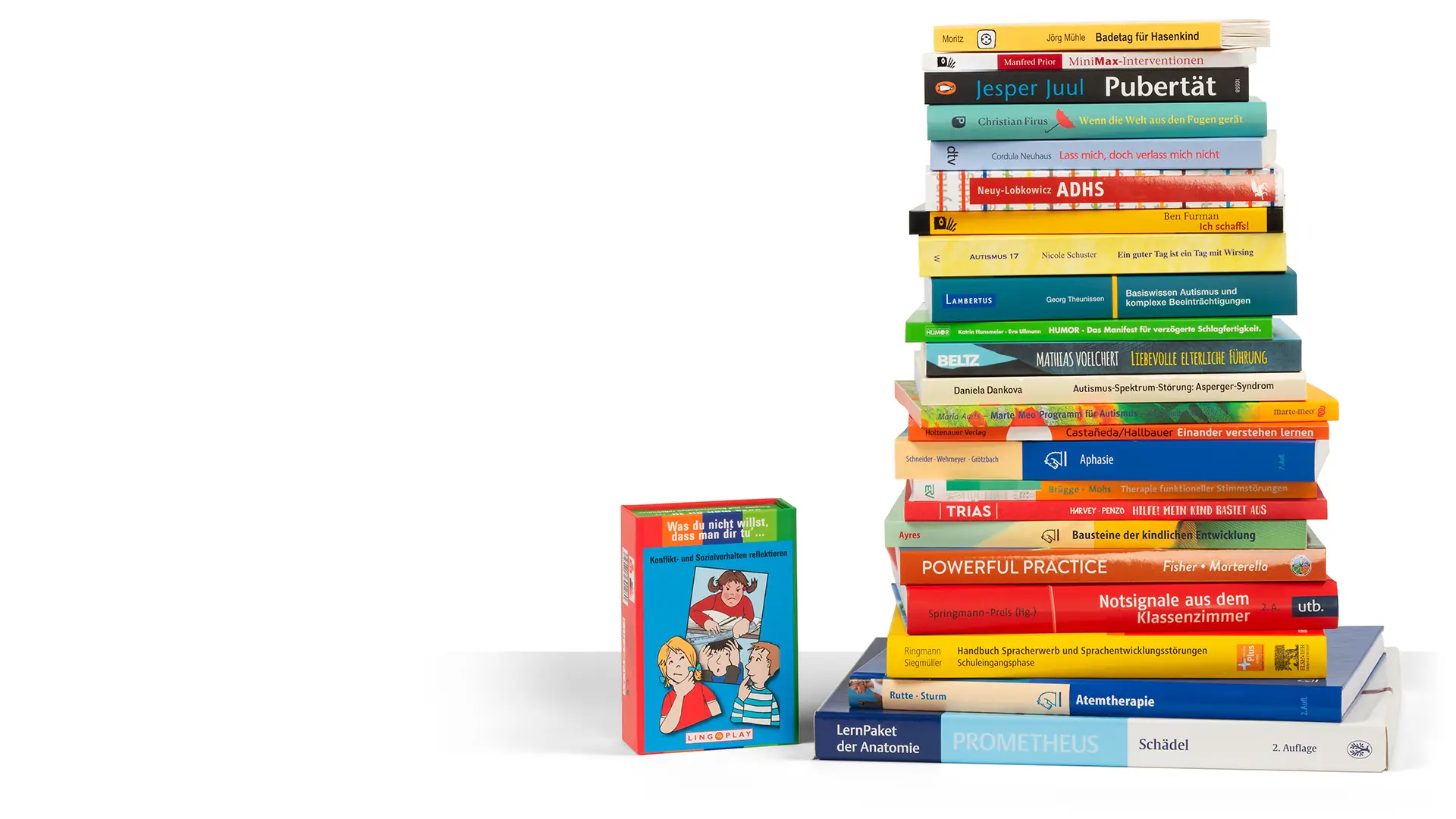 Bücherstapel mit Titeln für pädagogische und therapeutische Literatur