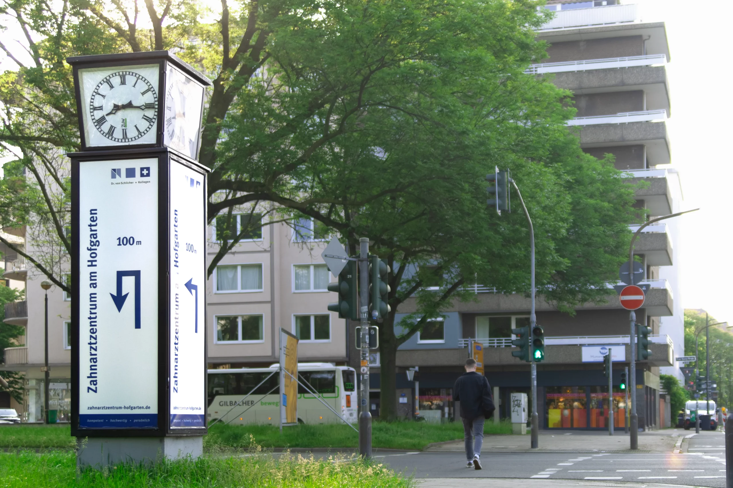 Öffentliche Uhr mit Weghinweis zum Zahnarztzentrum am Hofgarten
