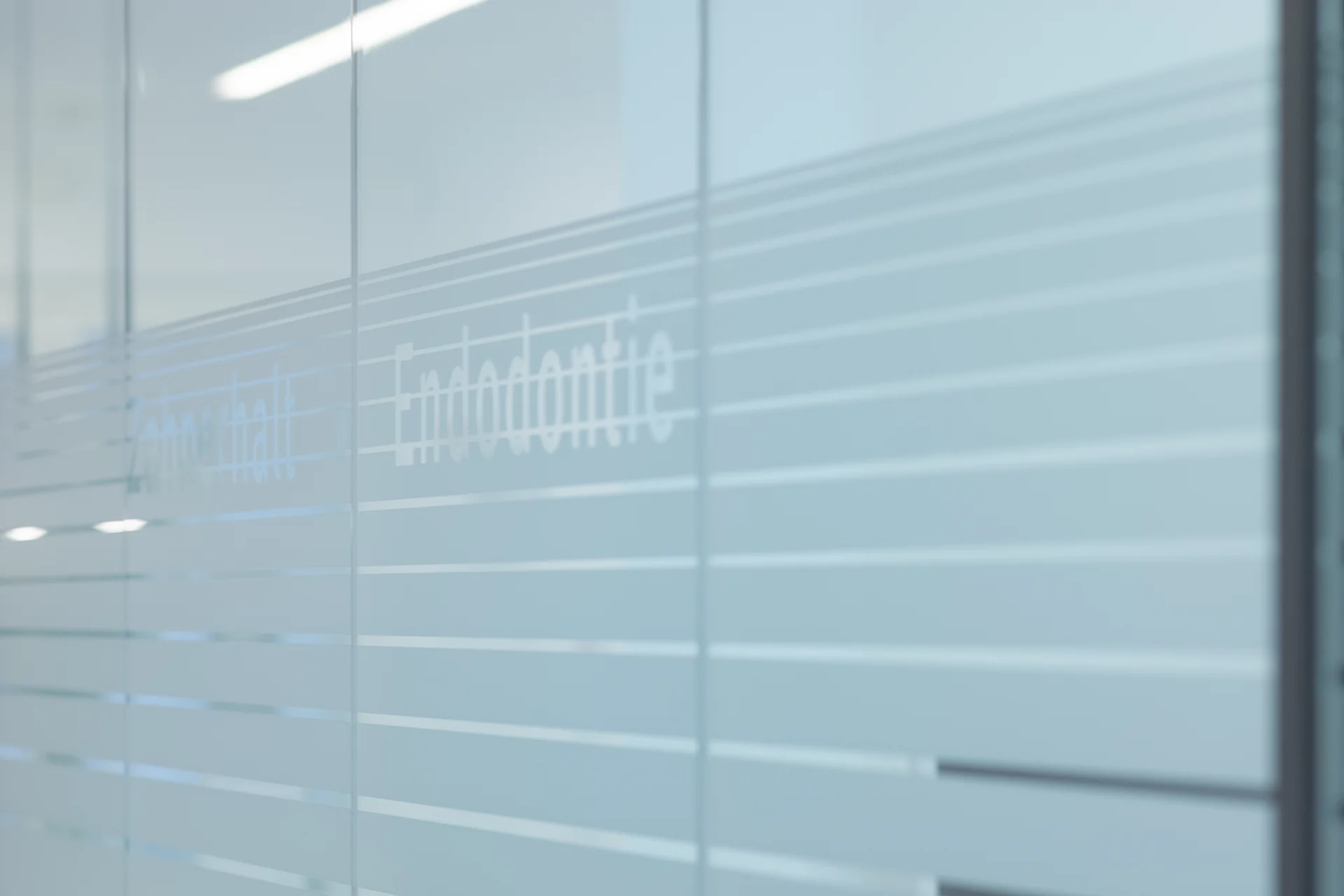 Glasdekorfolie Endodontie in den Praxisräumen des Zahnarztzentrums