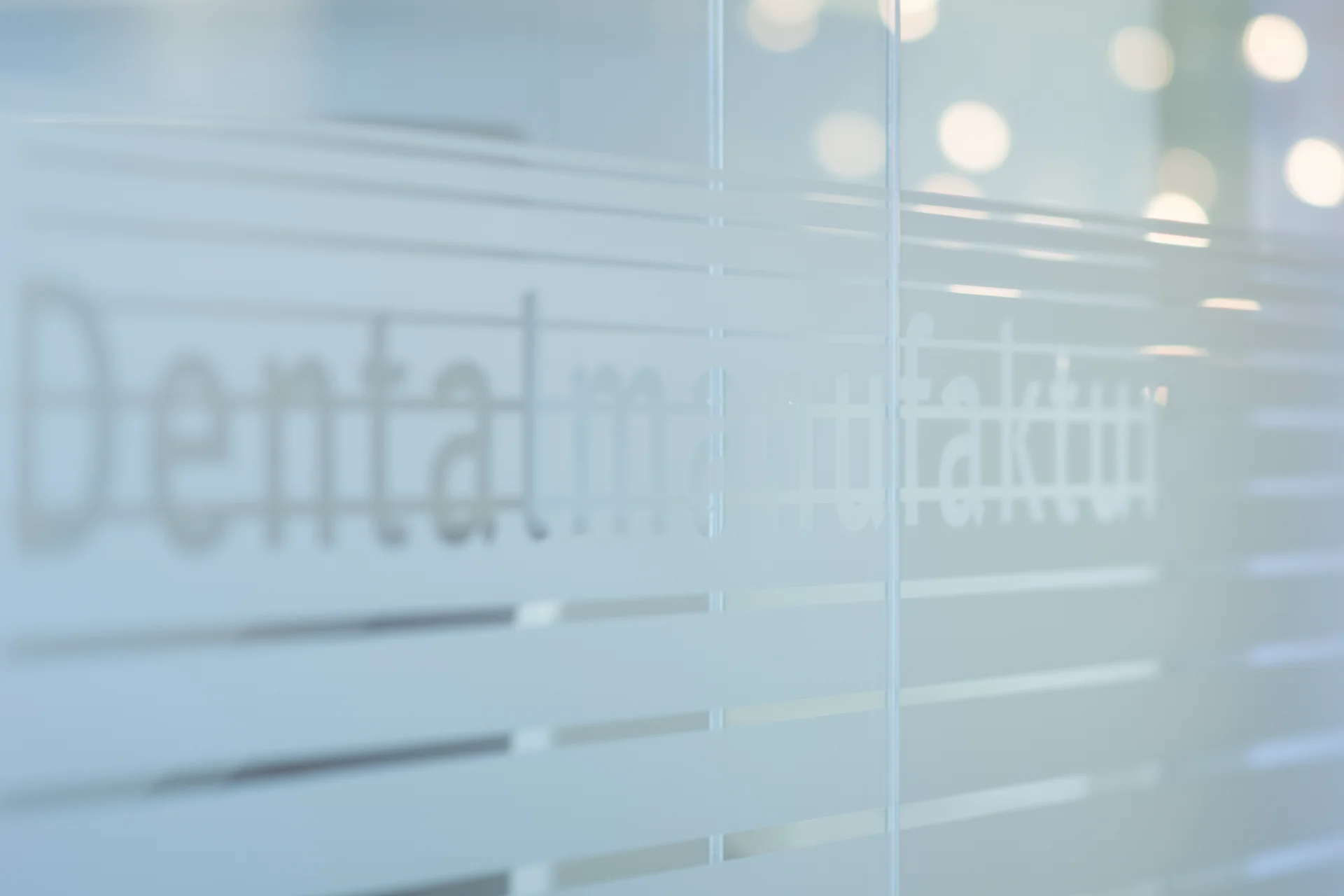 Glasdekorfolie Dentalmanufaktur in den Praxisräumen des Zahnarztzentrums