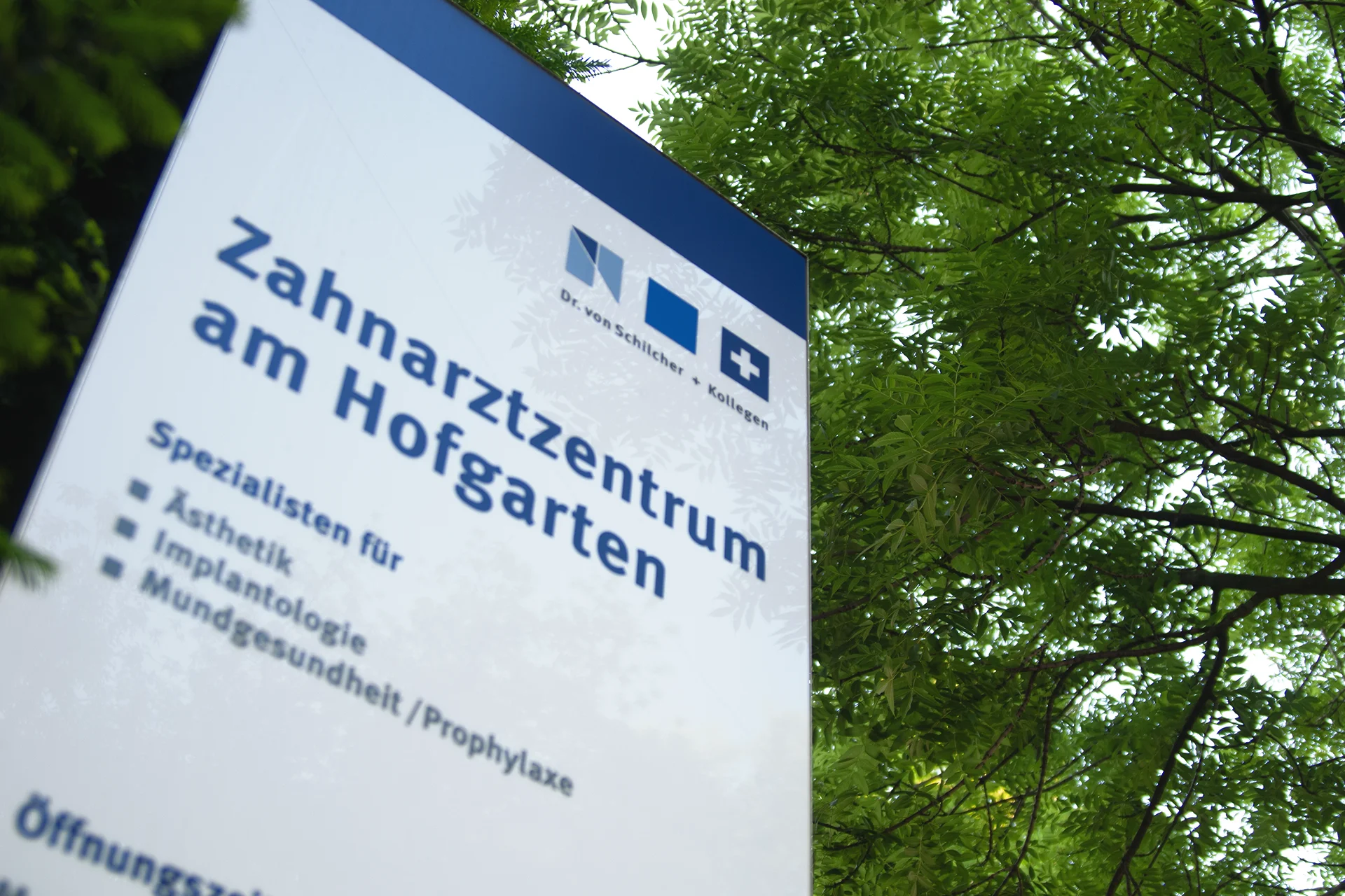 Stele des Zahnarztzentrums am Hofgarten im Außenbereich