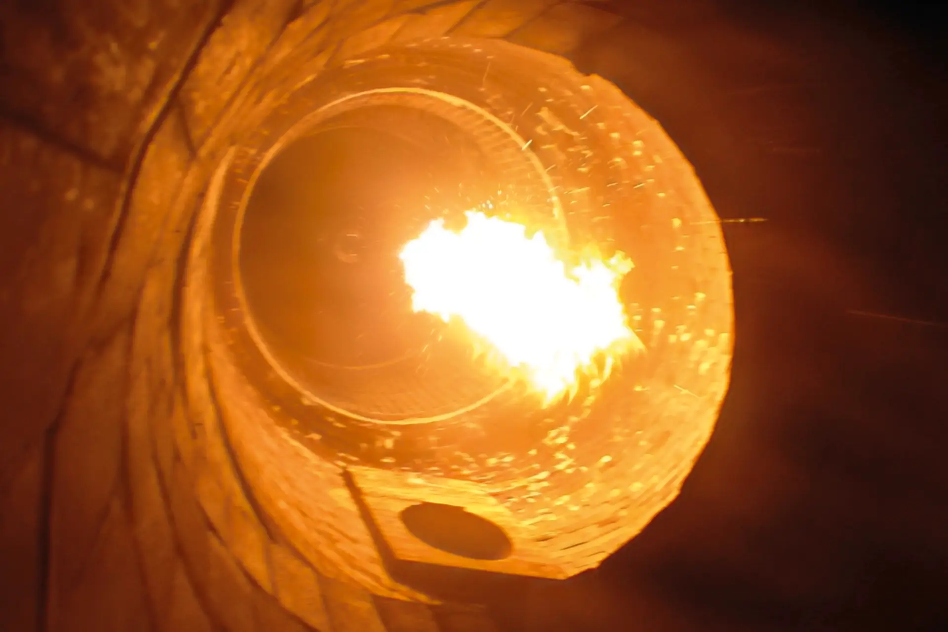 Aufnahme aus dem Inneren einer ausgekleideten Pfanne, während das Feuer des Pfannenheizers brennt