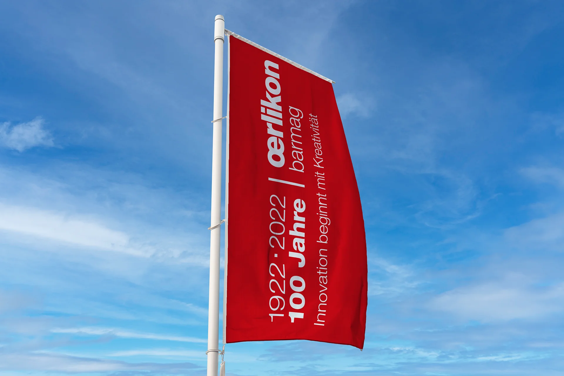 Rote Flagge im Wind mit Kampagnenlogo