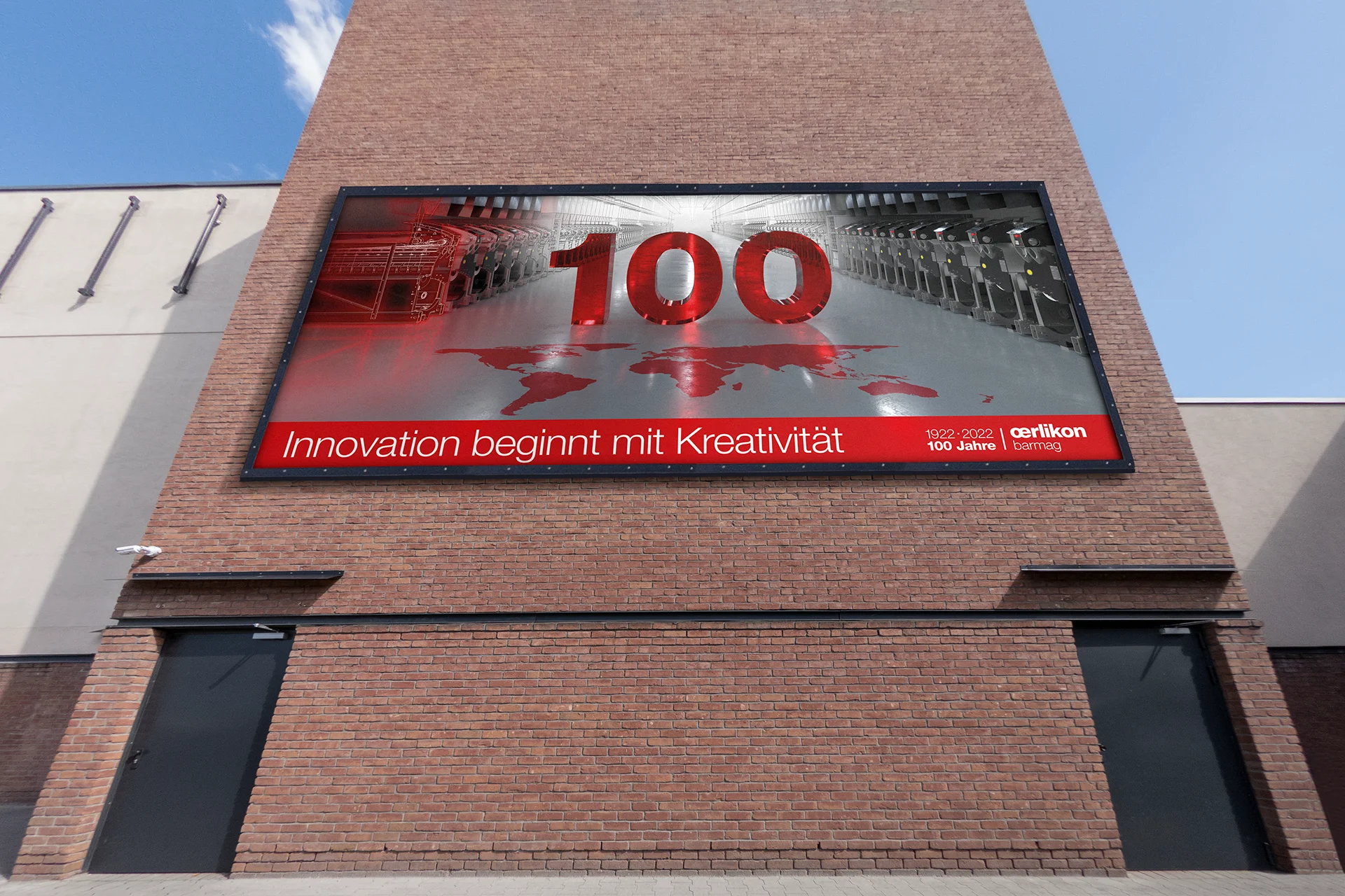 Großformat-Banner mit Kampagnenmotiv am Betriebsgebäude in Remscheid