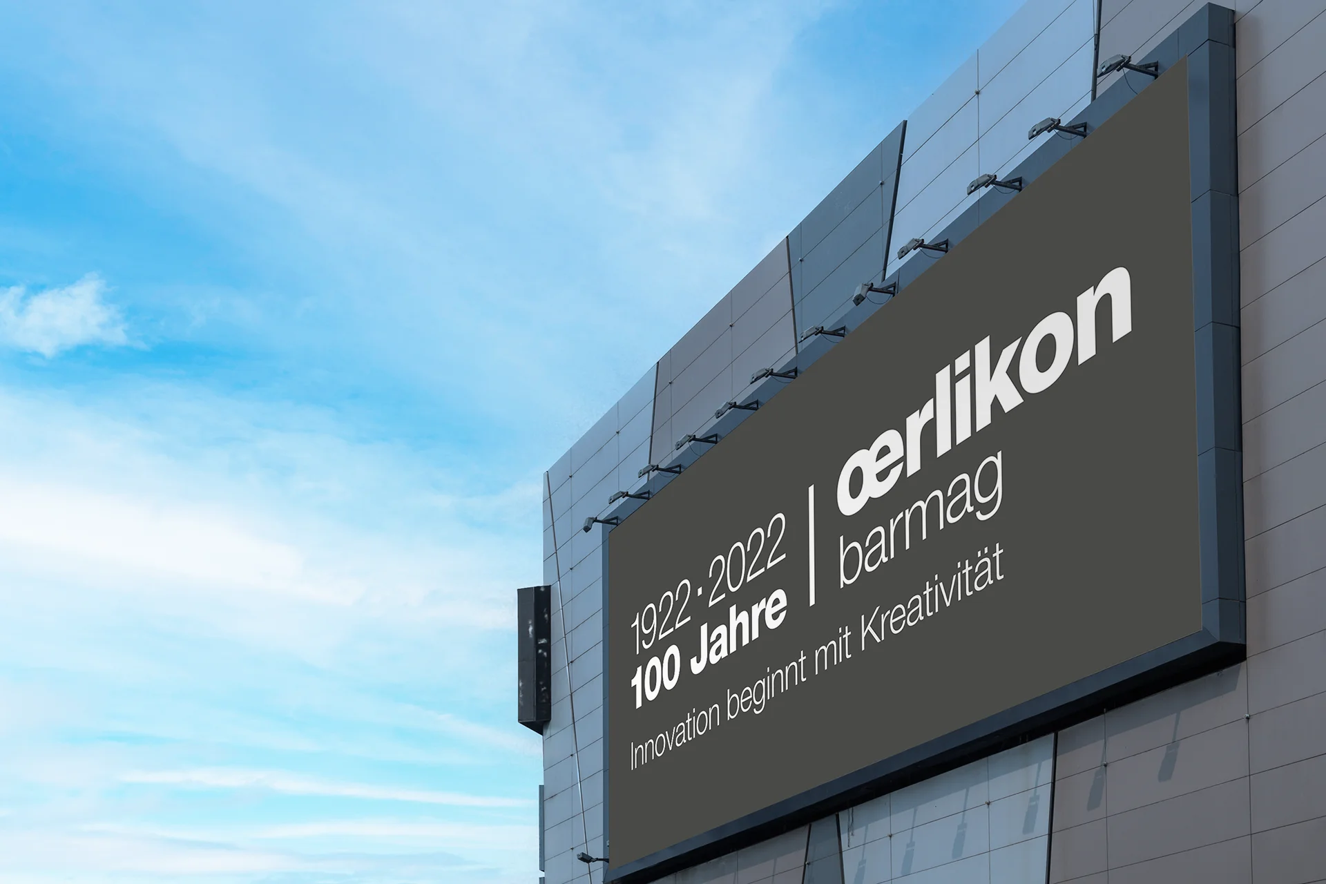 Fassadengestaltung mit Kampagnenlogo am Dr.-Vits-Bau in Remscheid