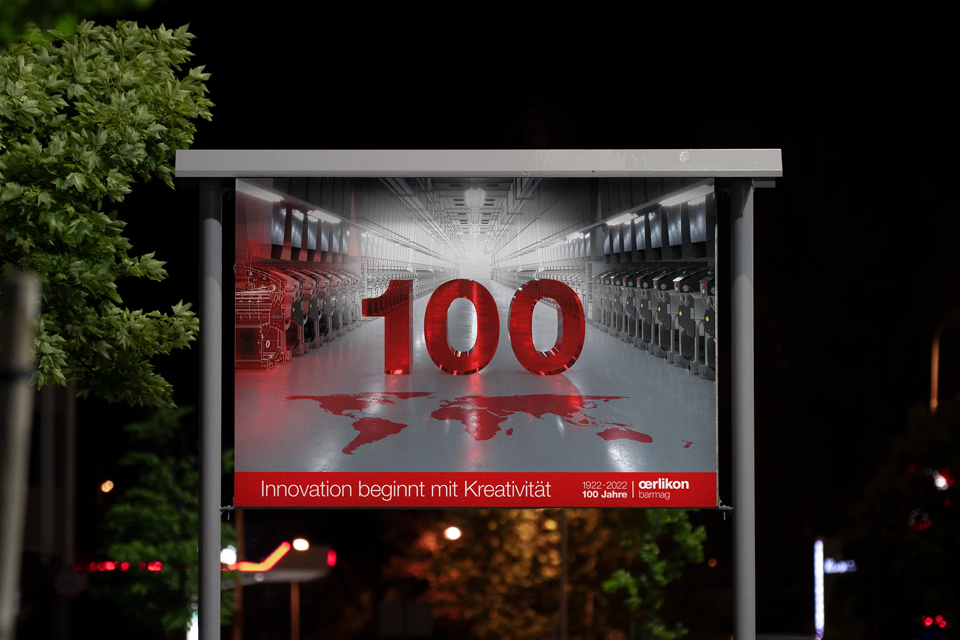 Beleuchtetes Großformat-Poster mit Kampagnenmotiv bei Nacht