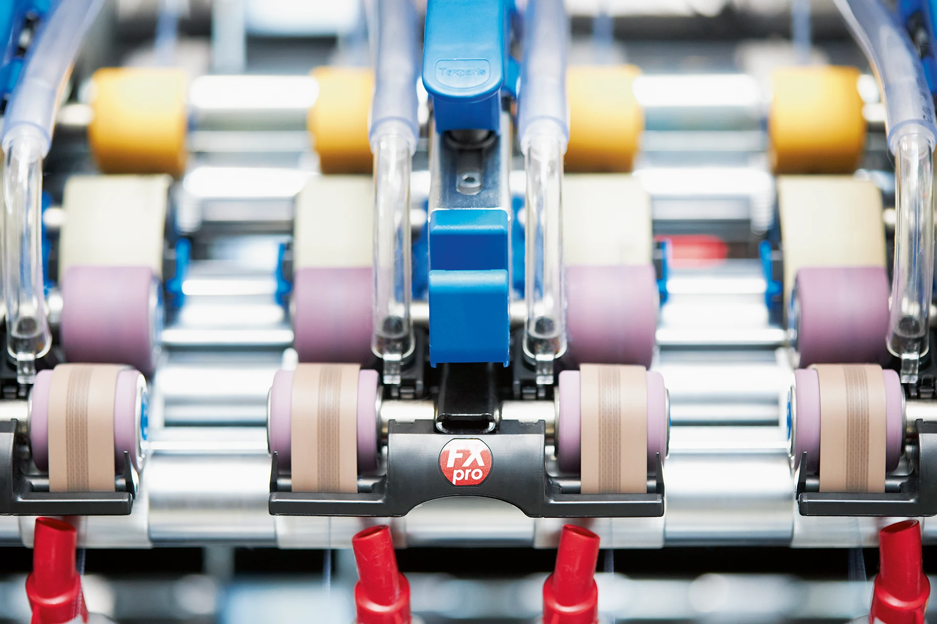 Nahaufnahme einer Zinser ZI72 mit der optionalen FXpro Ausstattung im laufenden Produktionsprozess