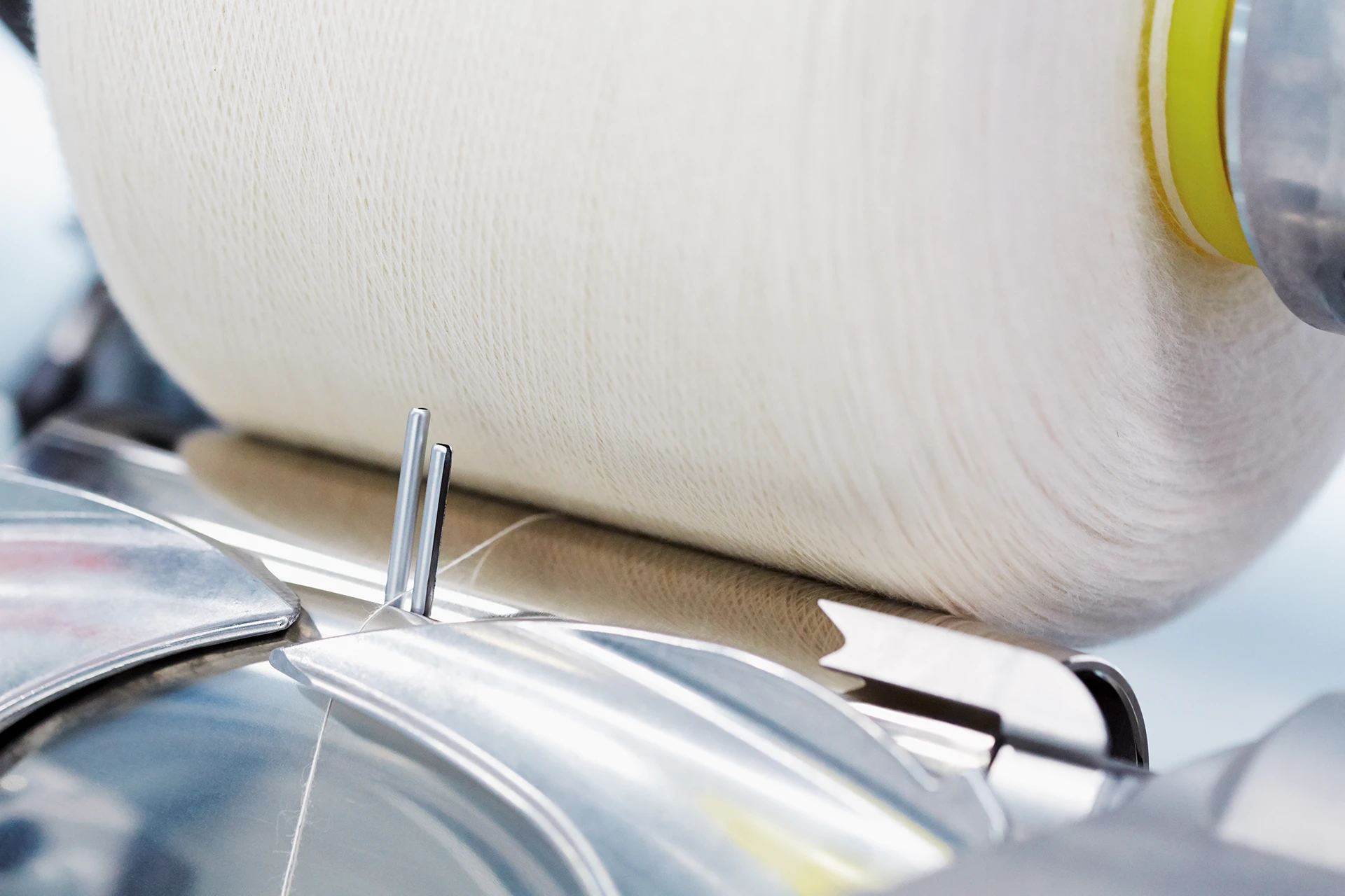 Detailaufnahme einer Garnspule auf einem Autoconer X6 Wickler