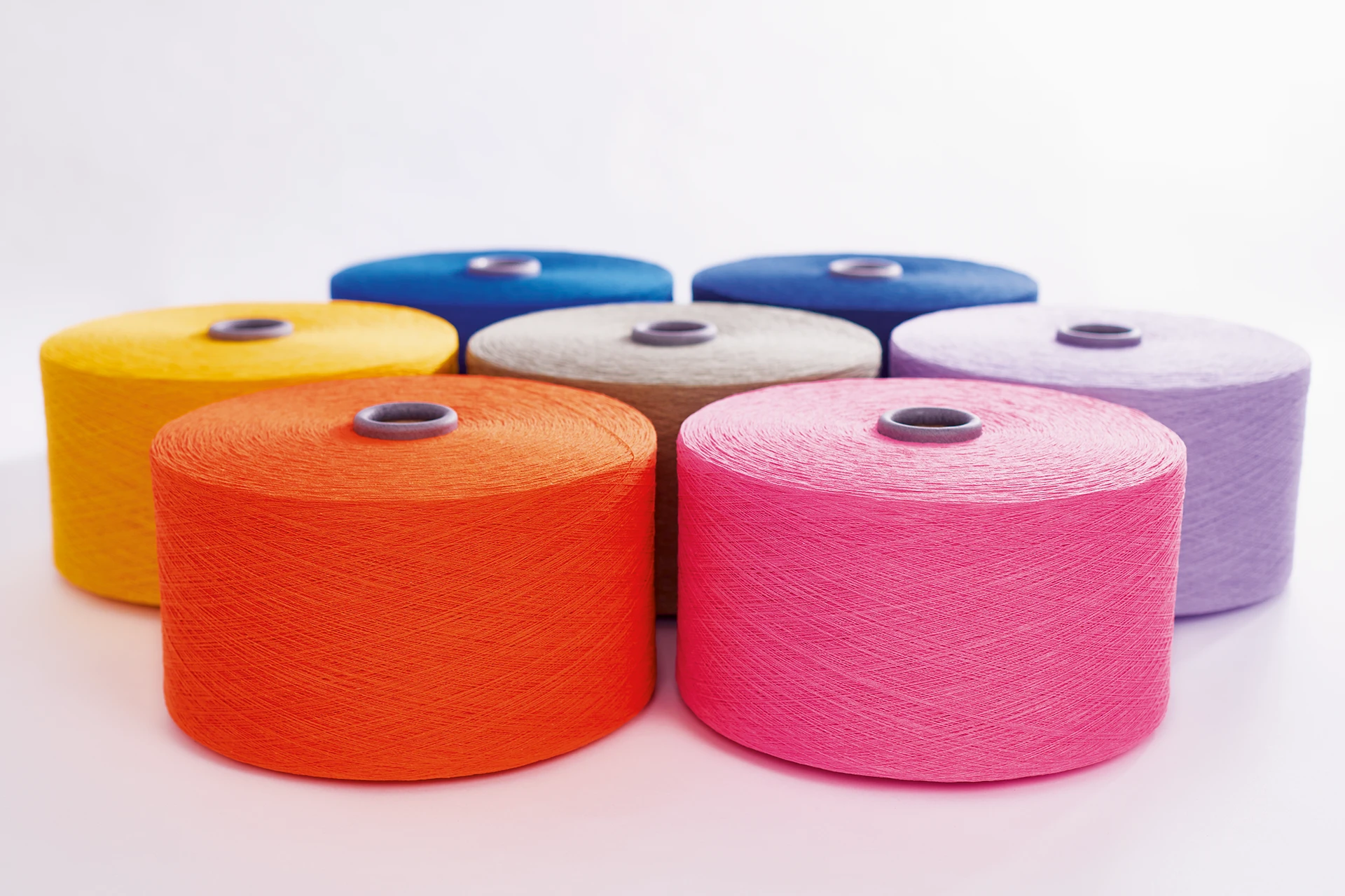 7 Garnspulen in unterschiedlichen Farben