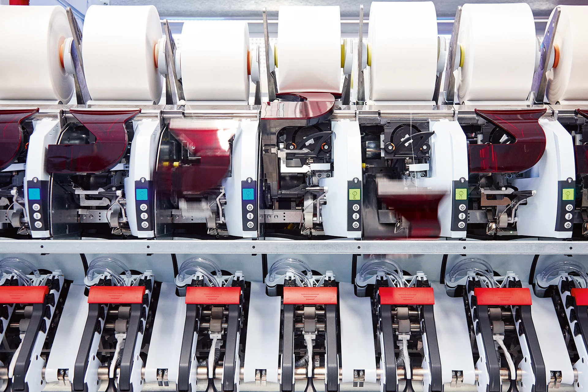 Nahaufnahme einer Autocoro Rotorspinn-Maschine mit der Darstellung der SynchroPiecing Funktion