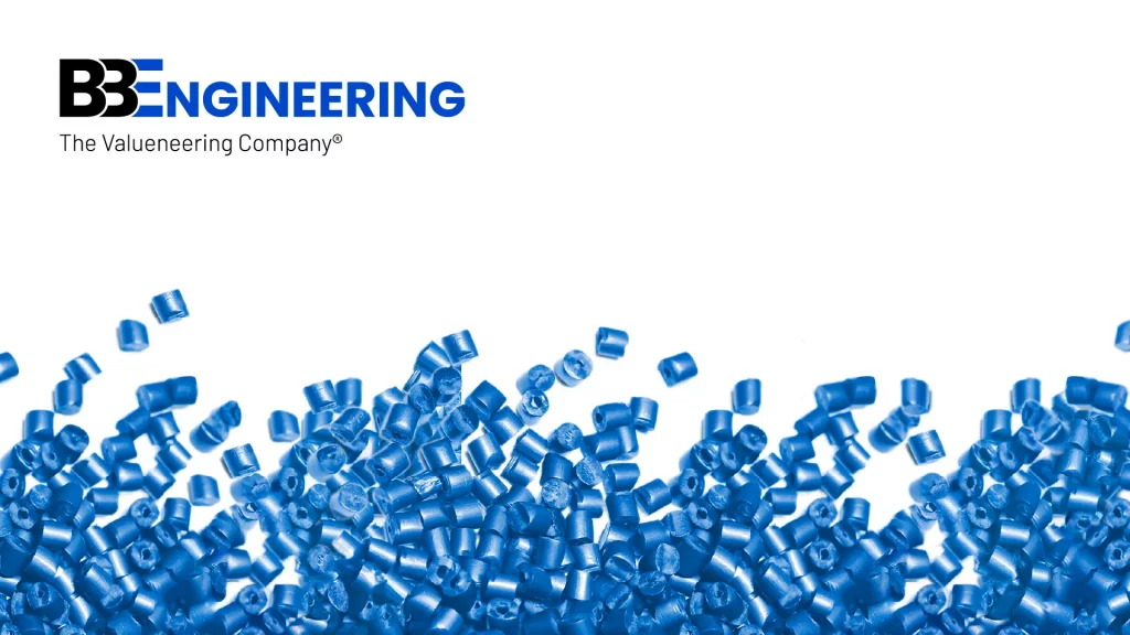 Kunststoff-Chips lose verteilt auf weißem Untergrund