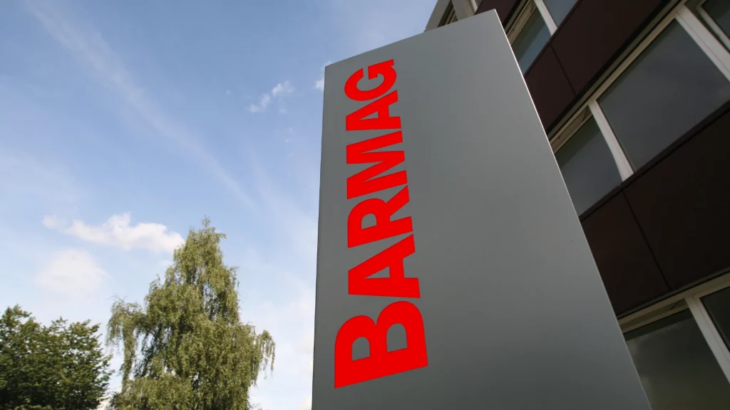 Eingangsbereich der Barmag mit Firmenschild, Tag-Nacht-Visualisierung